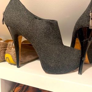 Vince Camuto 9.5 heels